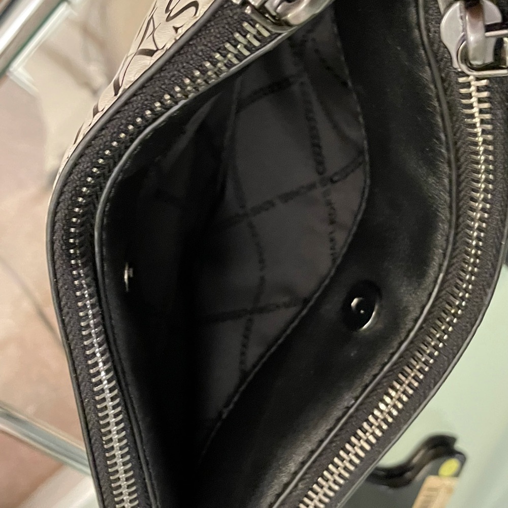 News print crossbody - Picture 6 of 9